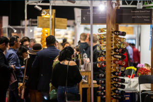 Visiteurs à Arvinis, Salon suisse du vin
