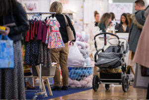 Poussette et visiteurs au Salon Bébé et Moi