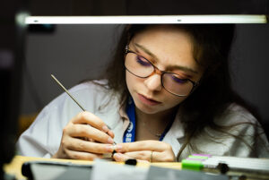 Femme concentrée qui fait un travail minutieux à EPHJ