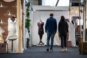 Deux visiteurs de dos au Salon du Mariage