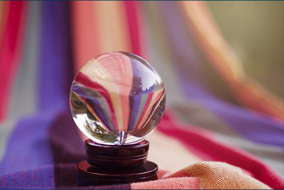 Voyance: boule de cristal sur drap coloré